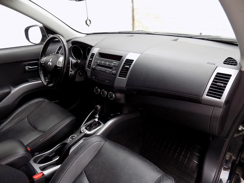 Mitsubishi Outlander (2012) 2.2DI-D/AWD/1.Maj.ČR/7.míst/ - fotka 19 z 45