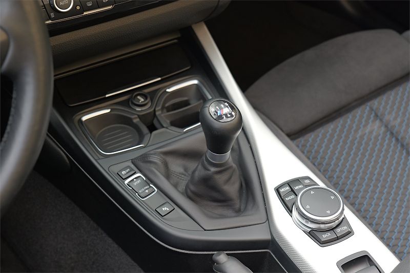 BMW Řada 2 228i Cabrio M-Sport H&K Kamera - fotka 24 z 33