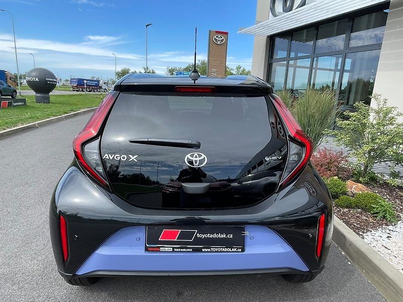 Toyota Aygo 1.5 Hybrid automat Style Smart - fotka 9 z 27
