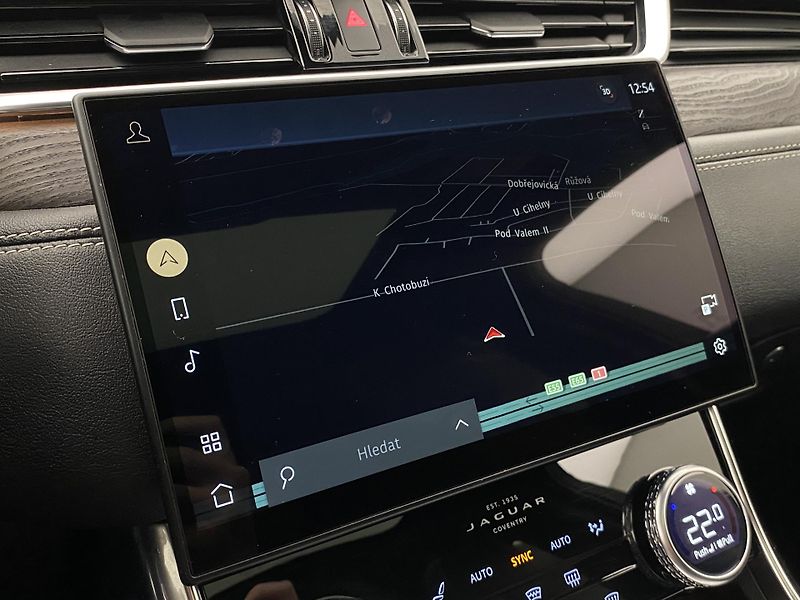 Jaguar XF D200 R-DYNAMIC AWD REZERVACE - fotka 37 z 48