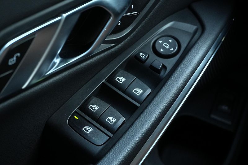 BMW Řada 3 330d xDrive, Tažné, Kamera - fotka 28 z 37