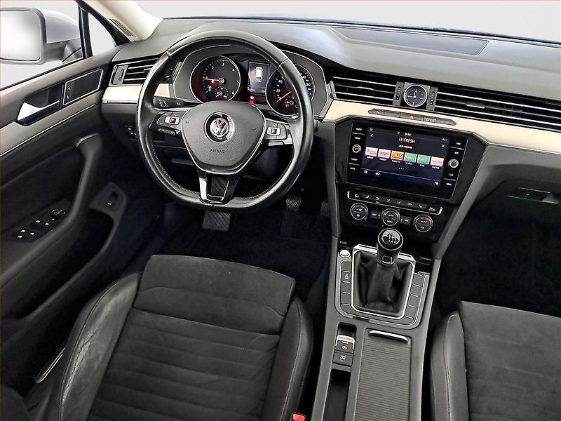 Volkswagen Passat (2017) Highline 2.0 TDI, Serv.kniha - fotka 7 z 19