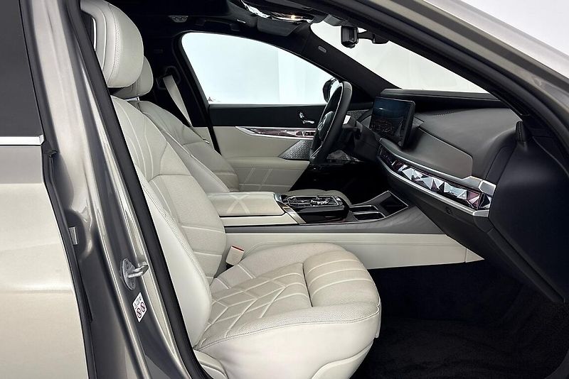 BMW i7 xDrive60 - fotka 14 z 29