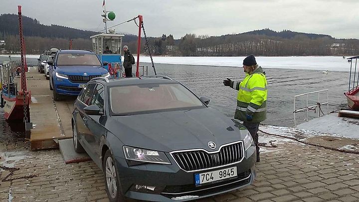 U Horní Plané se na zamrzlém Lipně vesele bruslí. Sem tam tudy ale na druhý břeh přejede i auto. Jen o pár set metrů dál přitom stále jezdí přívoz.