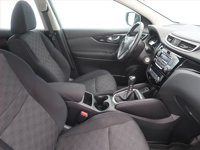 Nissan Qashqai (2015) Acenta 1.2 DIG-T, ČR,1.maj - fotka 9 z 17