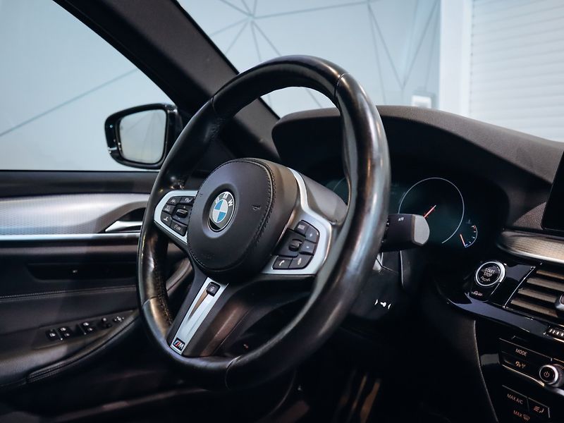 BMW Řada 5 530d xDrive M-paket 195 kW - fotka 10 z 28