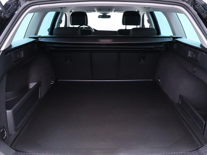 Volkswagen Passat 2,0 TDI 110kW DSG Matrix DPH - fotka 10 z 39
