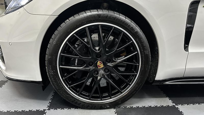 Porsche Panamera TURBO S E-HYBRID 700 koní - fotka 13 z 51