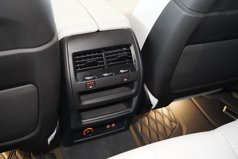 BMW X5 30d xDrive, Vzduch, Nezávislé - fotka 42 z 46