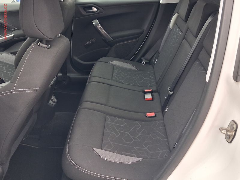 Peugeot 2008 (2017) 1.2PT, ČR, servis.kniha - fotka 10 z 20