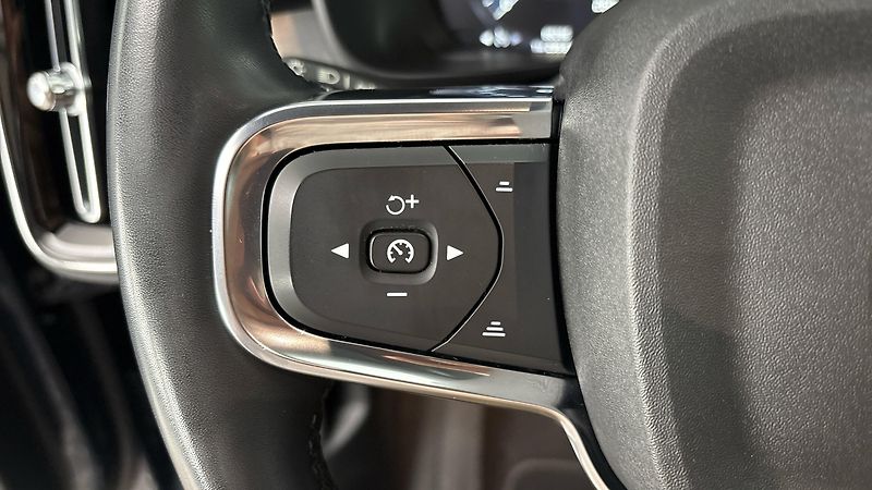 Volvo XC40 2.0 B4 AUT AWD Momentum Pro - fotka 14 z 29
