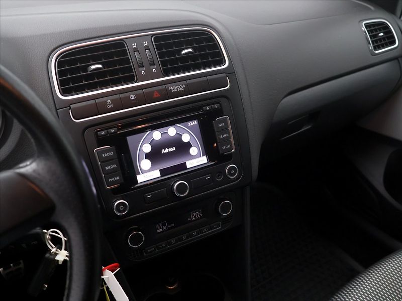 Volkswagen Polo 1,4 i 63kW Cross AutoKlima - fotka 21 z 34
