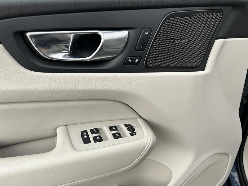 Volvo XC60 2.0 B4 4x4 PLUS  Black - fotka 23 z 28