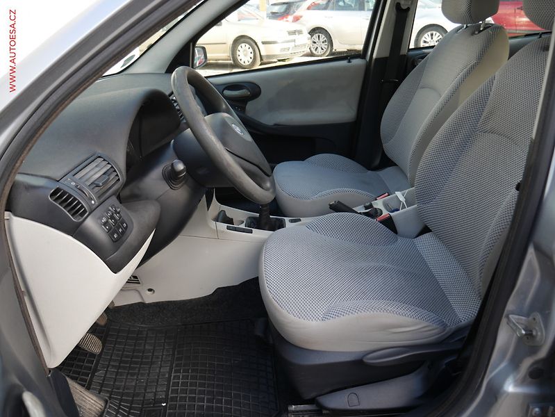 Fiat Stilo (2004) 1.6i, AC, park.čidla - fotka 9 z 16