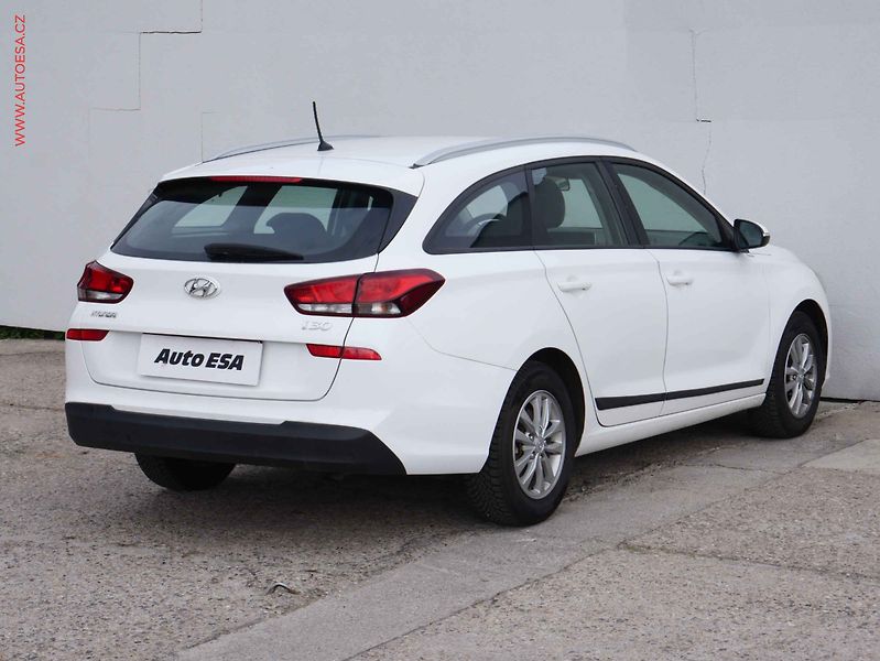 Hyundai i30 (2018) 1.0 T-GDI, ČR, STK3/28, AC - fotka 6 z 14