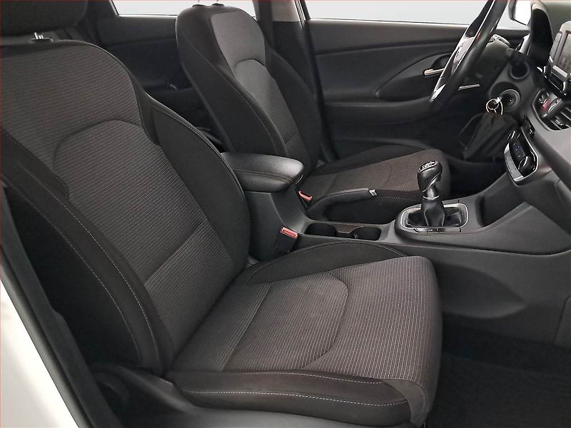 Hyundai i30 (2018) 1.6 CRDi, Park. senzory - fotka 9 z 18