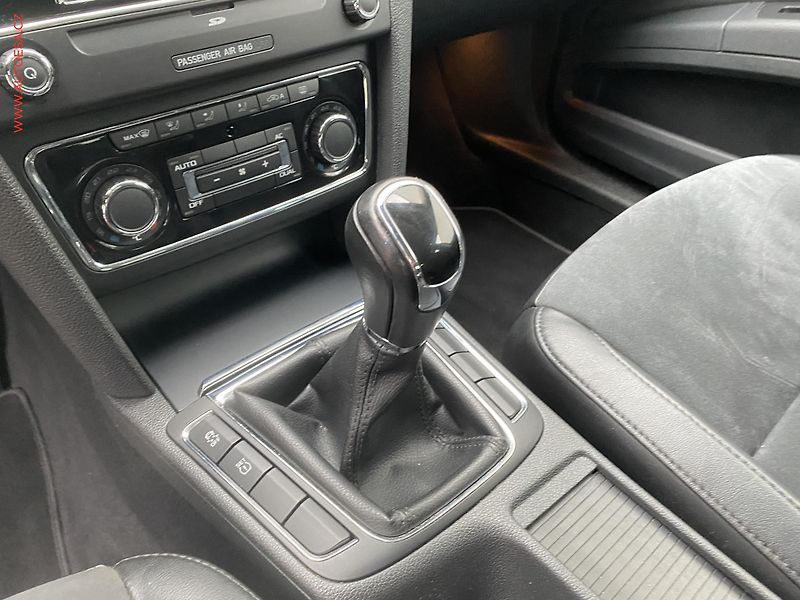 Škoda Superb (2012) 2.0 TDi, Ambition - fotka 16 z 17