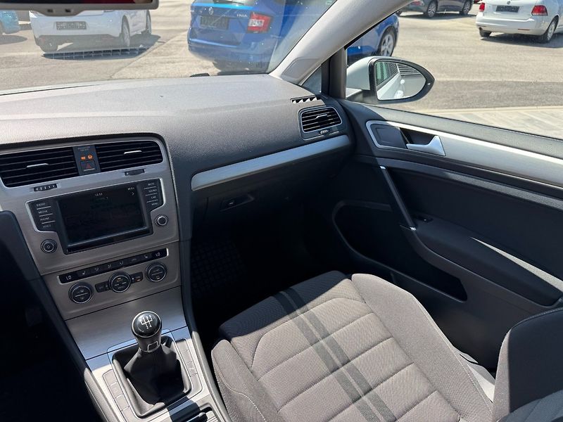 Volkswagen Golf (2016) R-line 1.6TDI 81kW - fotka 15 z 28