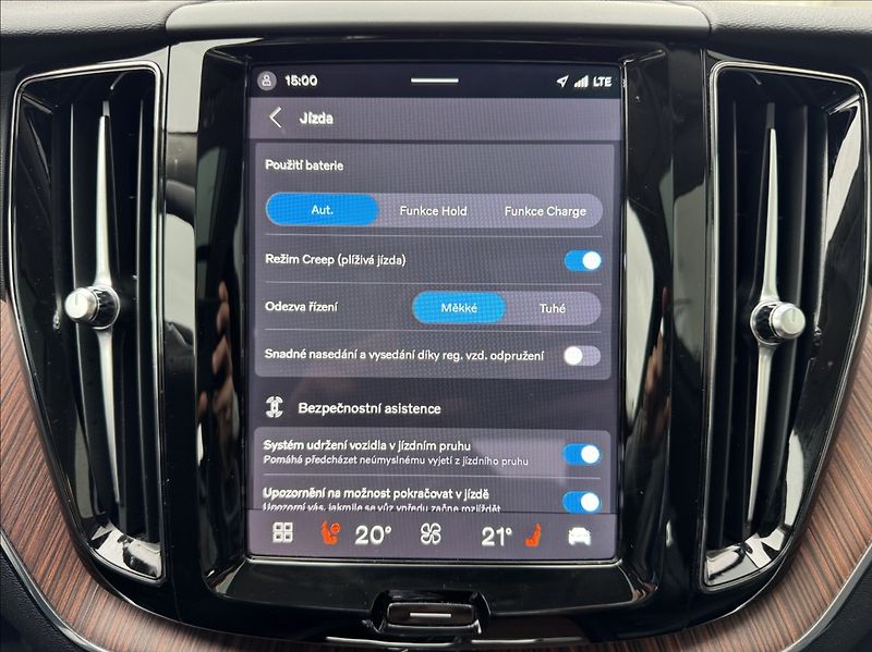 Volvo XC60 2,0 T8 AWD Recharge Plus Dark - fotka 36 z 50
