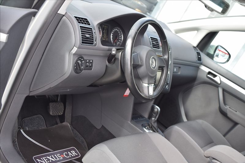 Volkswagen Touran 1,4 i 103KW AUTOMAT TAŽNÉ NAVI - fotka 19 z 44