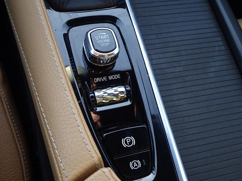 Volvo V90 D4 140kW BUSINESS PLUS DPH - fotka 16 z 32