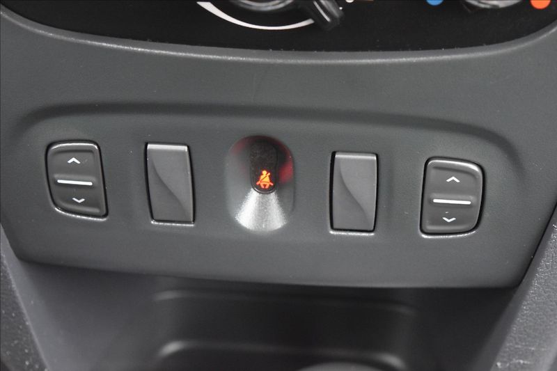 Dacia Sandero 1,2 i 55KW PO SERVISE - fotka 36 z 39