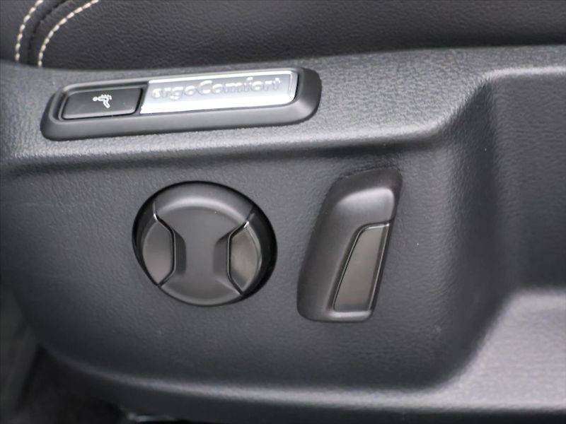 Volkswagen Passat 2,0 TDI 140kW CZ R-line DPH - fotka 15 z 31