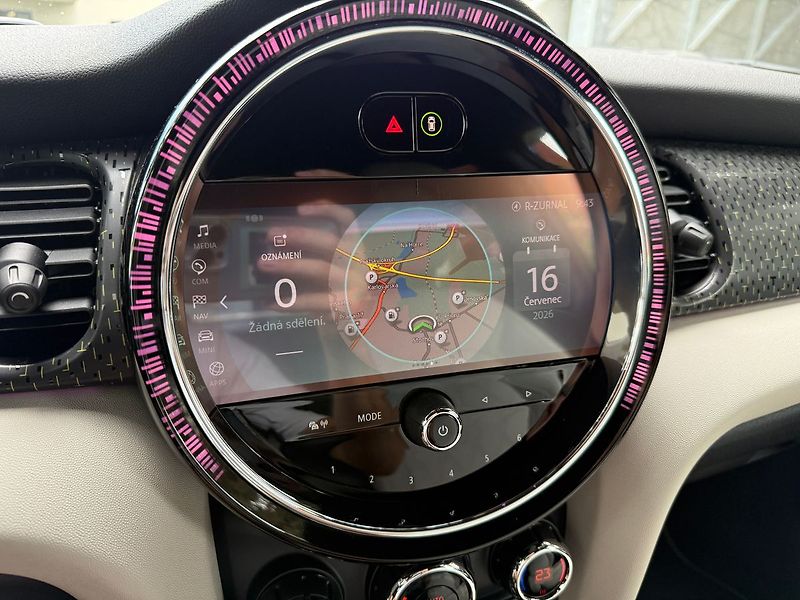 Mini Cooper SE 135 kW HUD REZERVACE - fotka 17 z 33