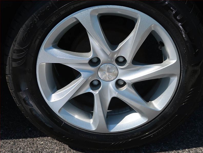 Peugeot 208 (2014) 1.0 VTi, Tempomat - fotka 14 z 15