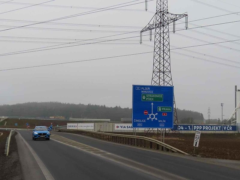 Dvě protilehlé odpočívky mezi sjezdy na Mirotice a Lety patří mezi nejmodernější a největší. Čerpačky jsou prý i technologicky nejvyspělejší v Čechách.
