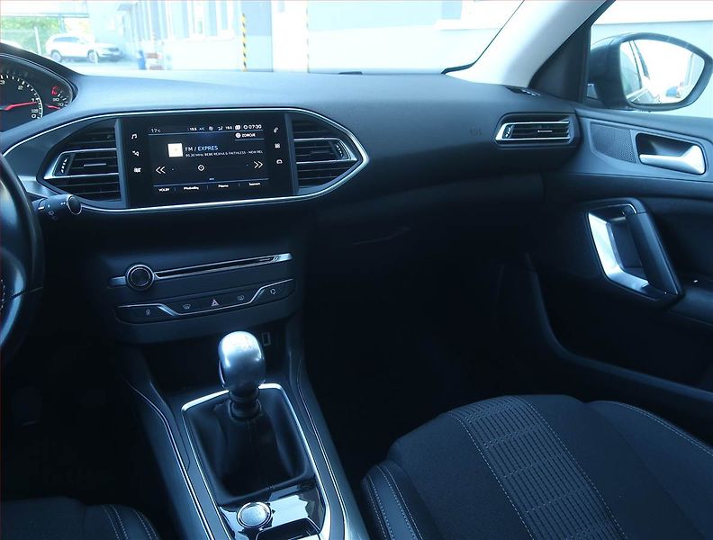 Peugeot 308 (2020) Allure 1.5 BlueHDi, Serv.kniha - fotka 8 z 13