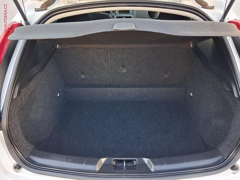 Volvo V40 (2013) 1.6 T2, Navi, bixen - fotka 7 z 15