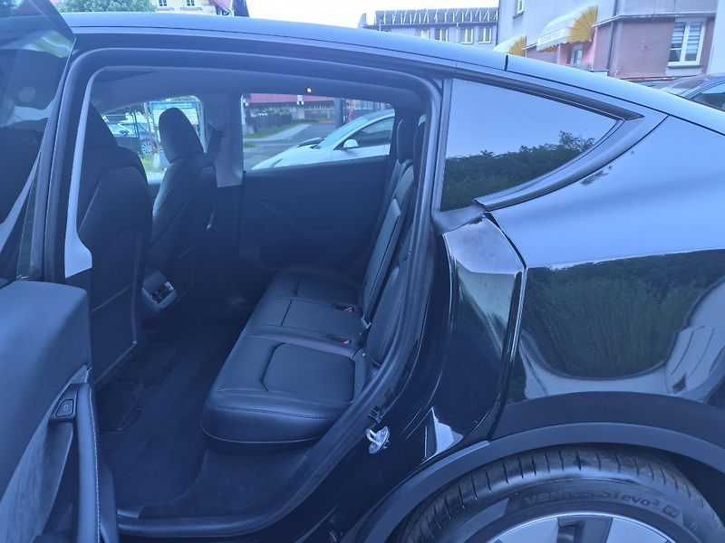 Tesla Model Y RWD 220kw 19ALU SOH 95% - fotka 12 z 49