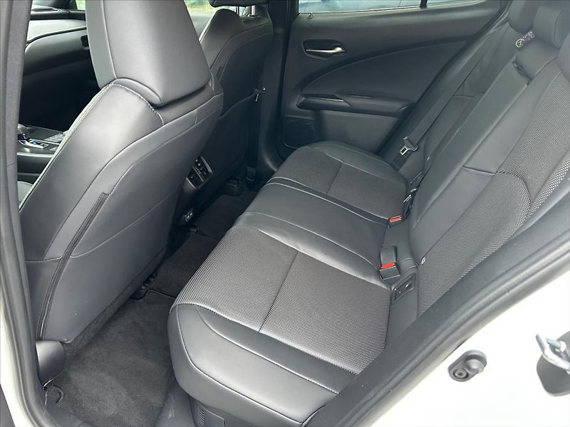 Lexus UX 300h (2024) 2.0   Prestige Plus - fotka 11 z 11