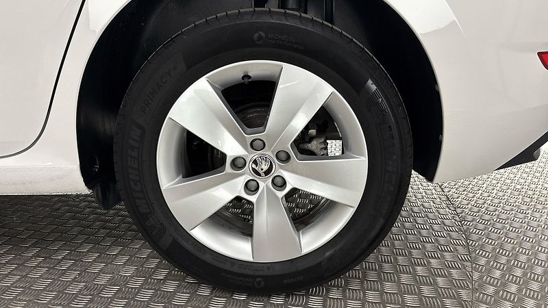 Škoda Scala 1.0 TSI Ambition - fotka 19 z 23