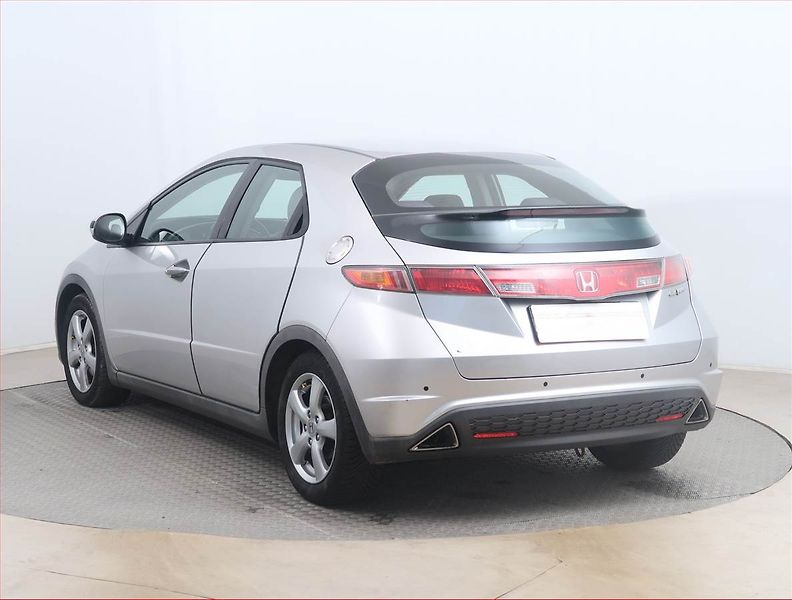 Honda Civic (2008) 1.8 i, po STK, slušný stav - fotka 4 z 14