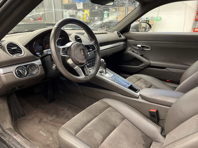Porsche 718 Cayman 2.0 220kW - fotka 10 z 18