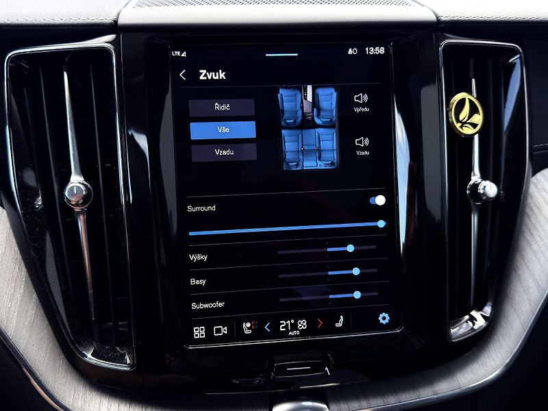 Volvo XC60 T8 AWD RECH.*ULTRA DARK + kola - fotka 44 z 51