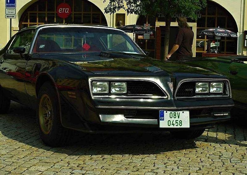 Sraz amerických vozů Chevrolet Camaro a Pontiac Firebird v Kolíně.