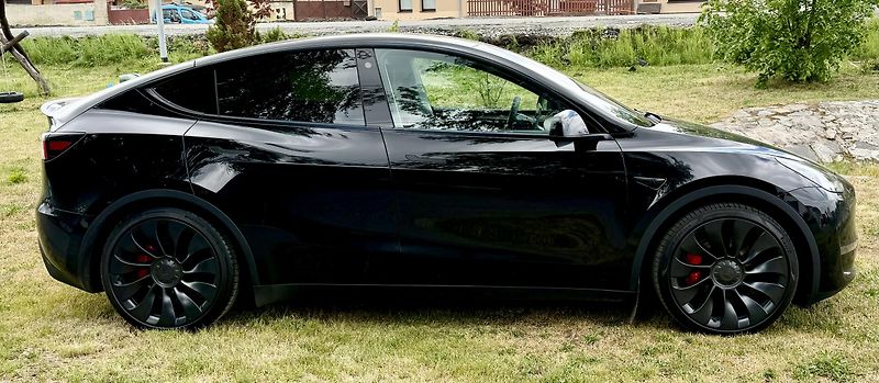 Tesla Model Y (2024) Long Range Dual Performance - fotka 3 z 17