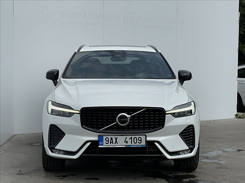 Volvo XC60 2,0 B4 A8 Ultimate Dark LED - fotka 20 z 22