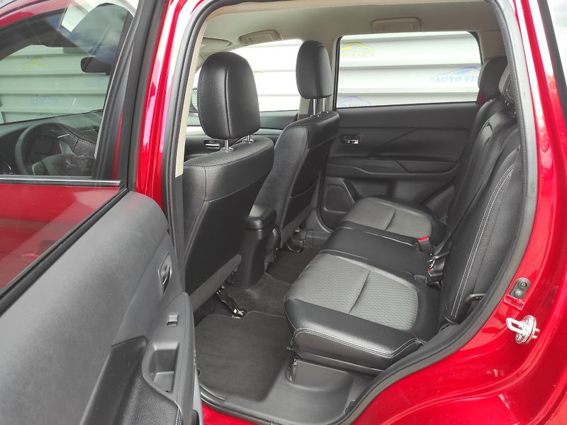 Mitsubishi Outlander 2.2D 110kW 6 st. MAN 4X4 7Míst - fotka 12 z 44