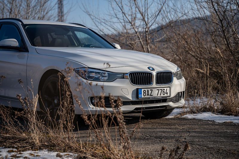 BMW Řada 3 (2014) 320d Touring F31 xDrive AT - fotka 3 z 28