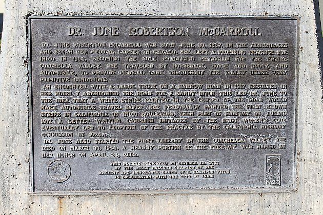 Pamětní deska odhalená v roce 2003 na památku lékařky McCarrollové na malém obelisku ve městě Indio., zdroj: Wikimedia Commons, Coolcaesr, CC BY-SA 4.0