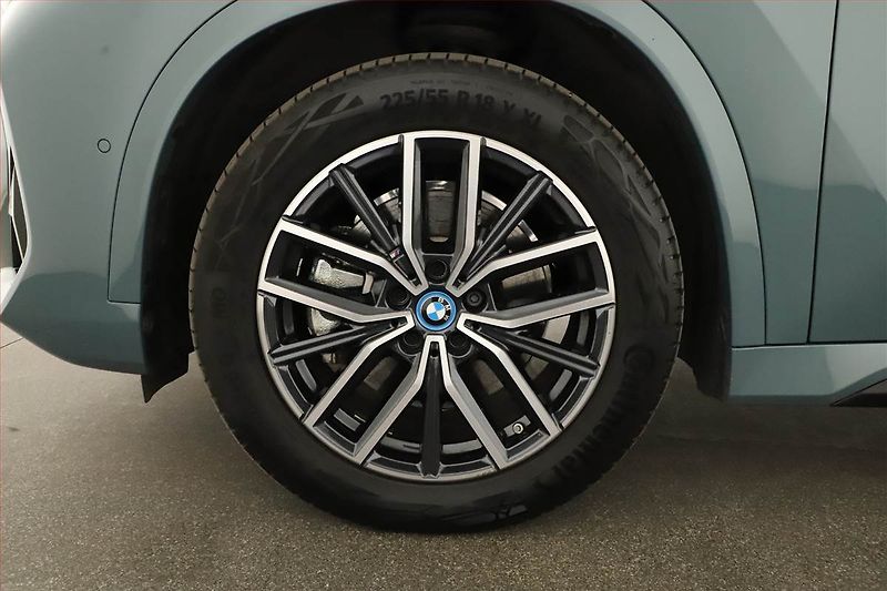 BMW iX (2023) xDrive30, SoH 100% - fotka 12 z 28