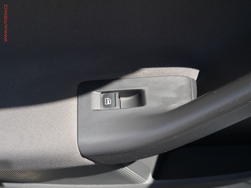 Volkswagen Golf (2009) 1.9TDi, AC, výhřev sed - fotka 12 z 17