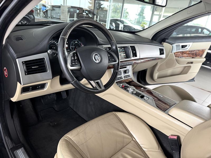 Jaguar XF 2,2d 147kW*AUT*Navi*Kamera - fotka 9 z 34
