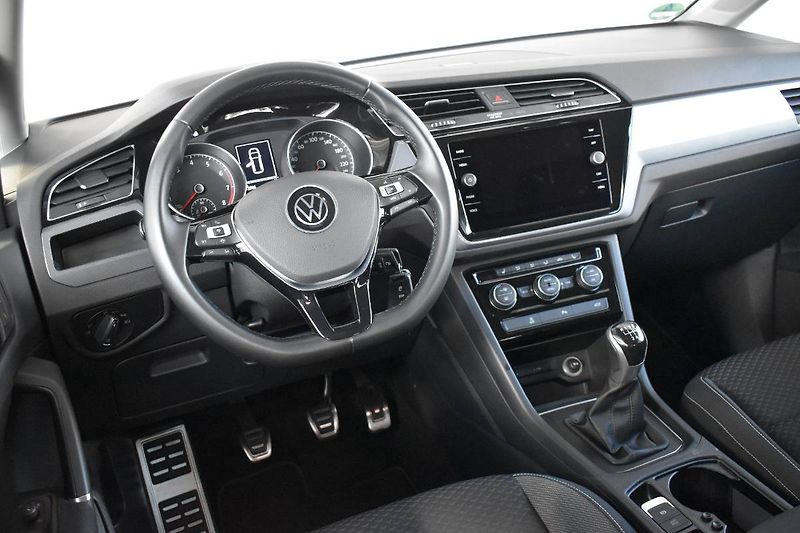 Volkswagen Touran (2022) 1.5TSI 110kW,tažné,záruka,LED - fotka 5 z 25