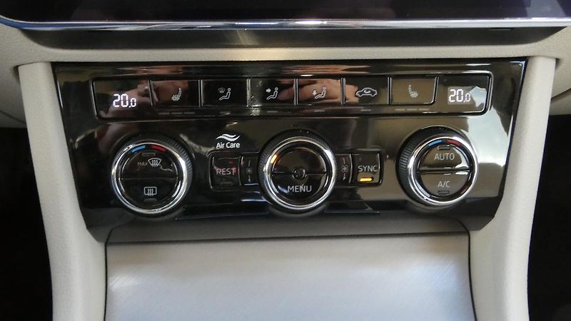 Škoda Superb Combi 2.0 TSI DSG Style - fotka 17 z 24