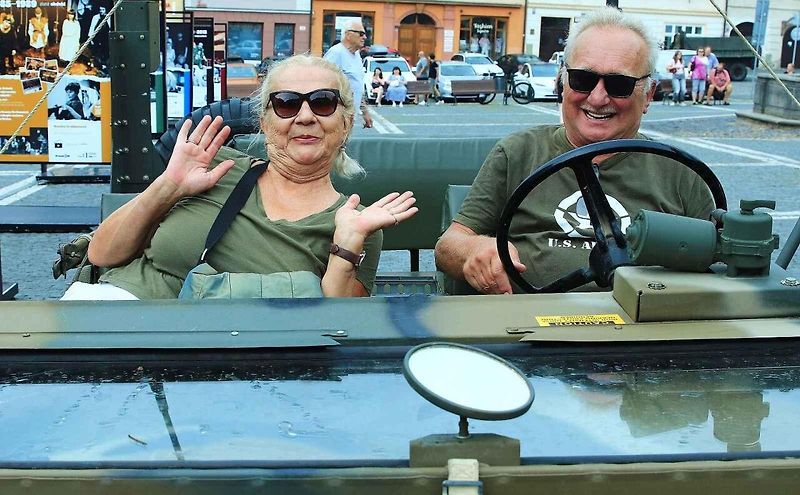 Spanilá jízda amerických historických vozidel a motocyklů v České Lípě.